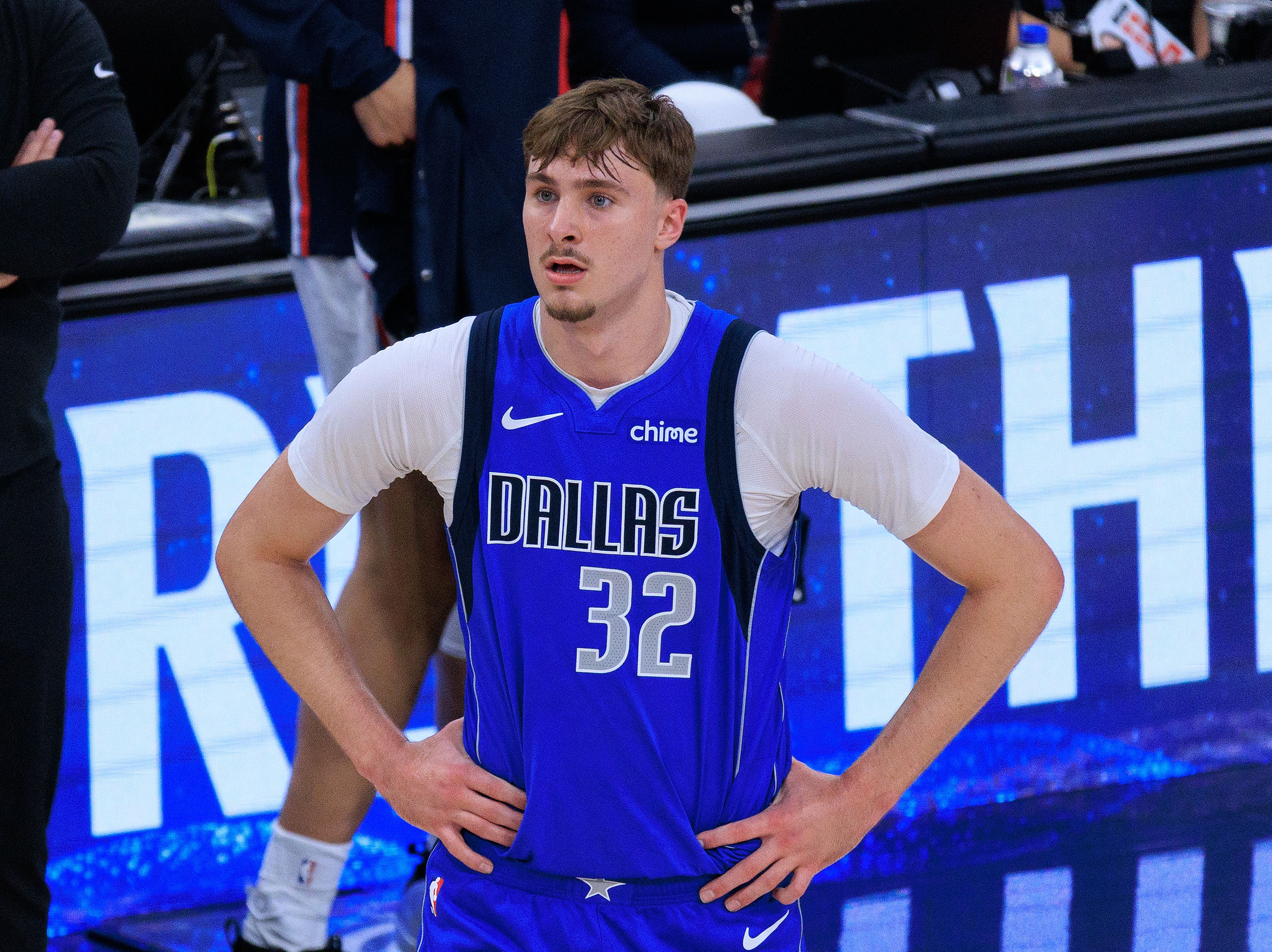 北京单场-新秀赛季结束！独行侠官方：弗拉格左脚踝扭伤 下半场退赛